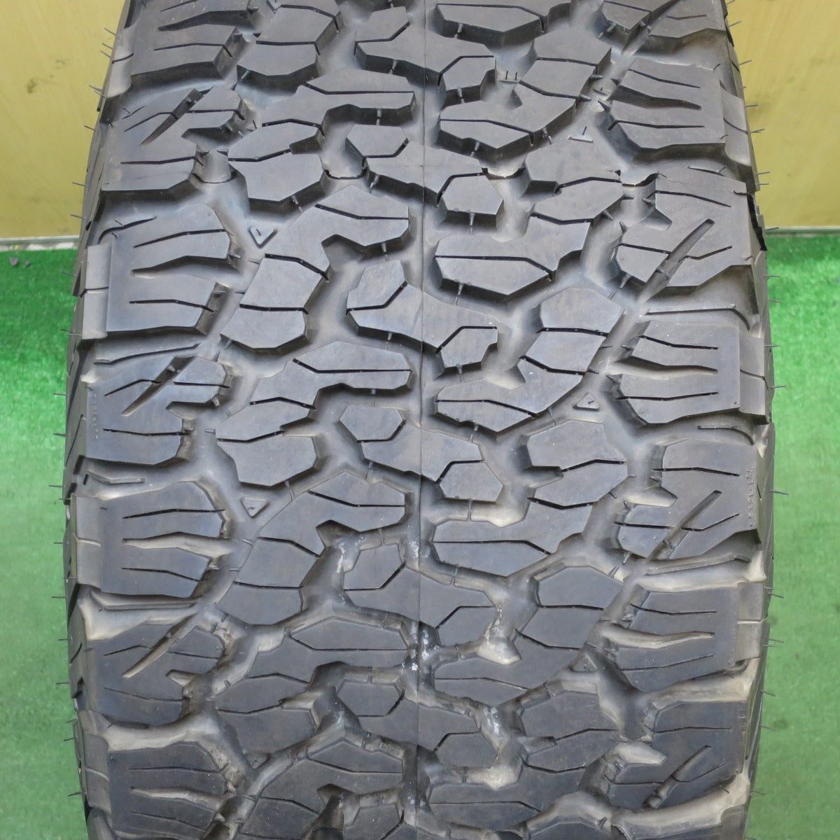 バリ溝！21年！キレイ！9.5分！1本★ジープ KMC KM540 35×12.50R17LT 121R BFグッドリッチ All-Terrain T/A KO2 17インチ PCD127/5H★5060301クノ