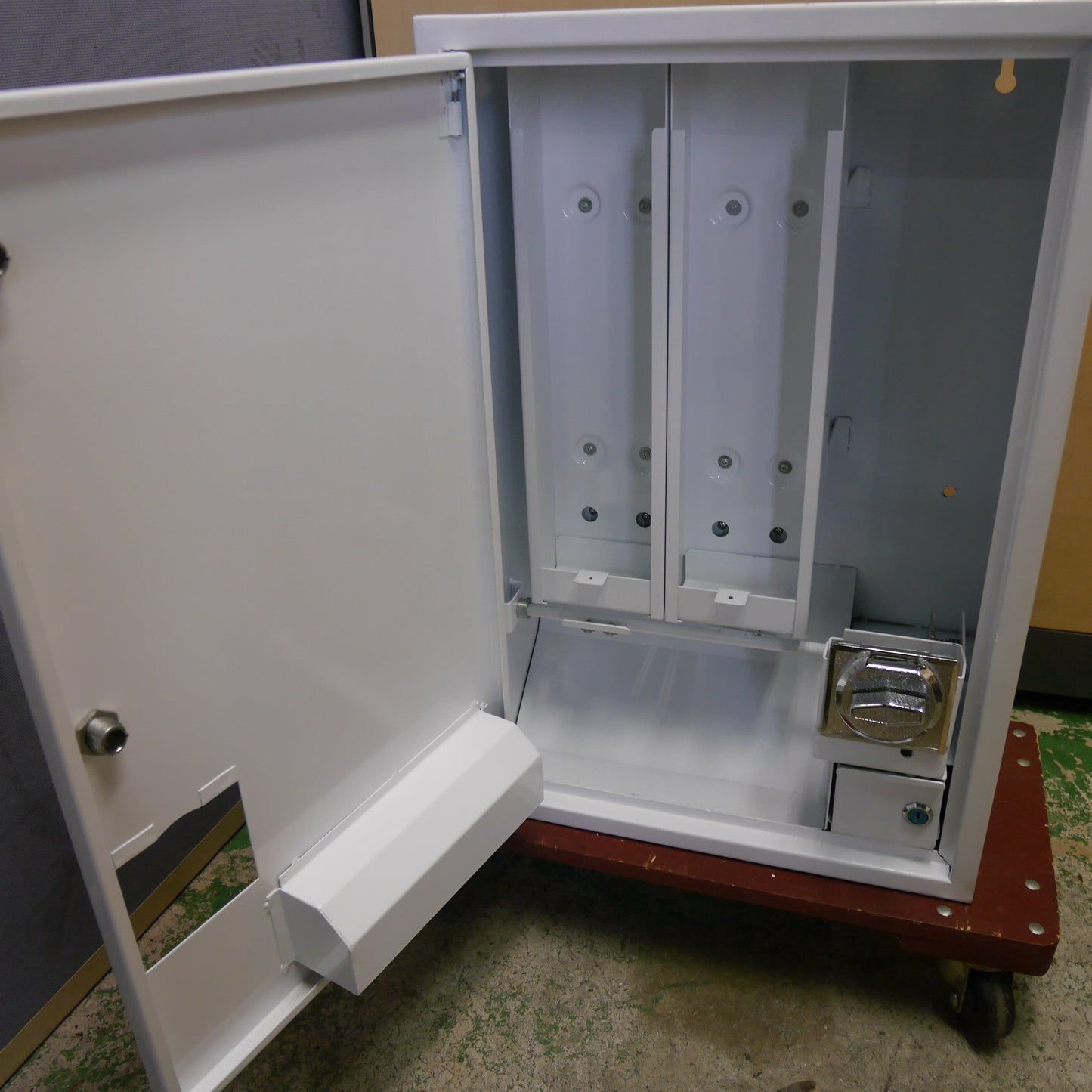 [送料無料] ☆手動式 自動 販売機 トレカ BOX トレーディング カード ボックス 自販機 ガチャ ガチャ メーカー 型式 不明 ジャンク品③☆