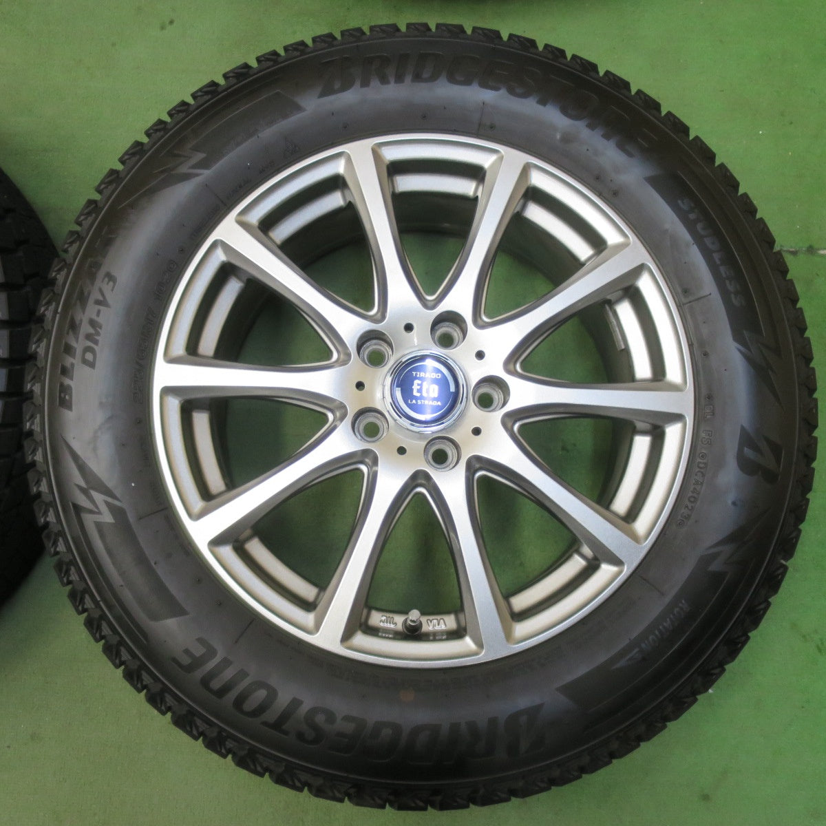 バリ溝！23年！キレイ！9.5分★スタッドレス 225/65R17 ブリヂストン ブリザック DM-V3 TIRADO Eta LA STRADA ティラード ラストラーダ 17インチ PCD114.3/5H★5120201イス