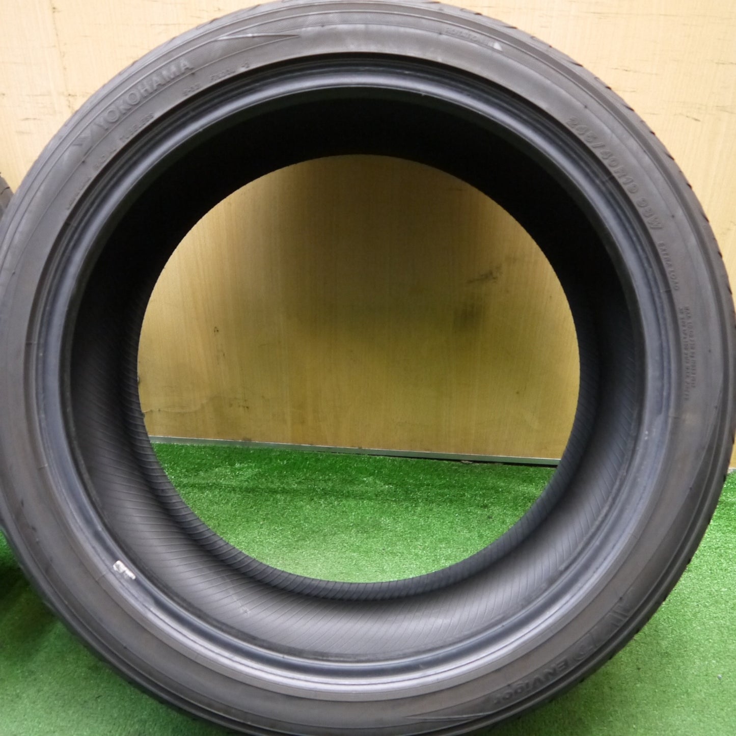 バリ溝！24年！9.5分★245/40R19 ヨコハマ AVID ENVigor タイヤ エンビガー 19インチ アルファード ヴェルファイア 等★5062305Hノタ