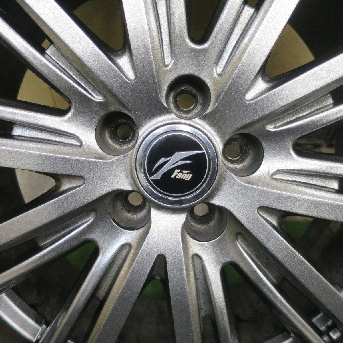 バリ溝！23年！キレイ！8.5分★フォレスター 等 225/60R17 スタッドレス ブリヂストン ブリザック VRX3 Fang ファング 17インチ PCD100/5H★6022101TTス