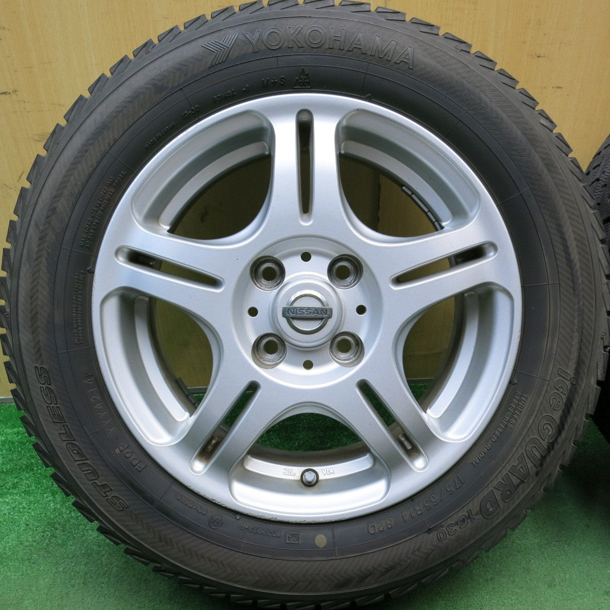 バリ溝！9分★日産 ノート キューブ 等 純正 175/65R14 スタッドレス ヨコハマ アイスガード iG30 14インチ PCD100/4H★5072704HAス