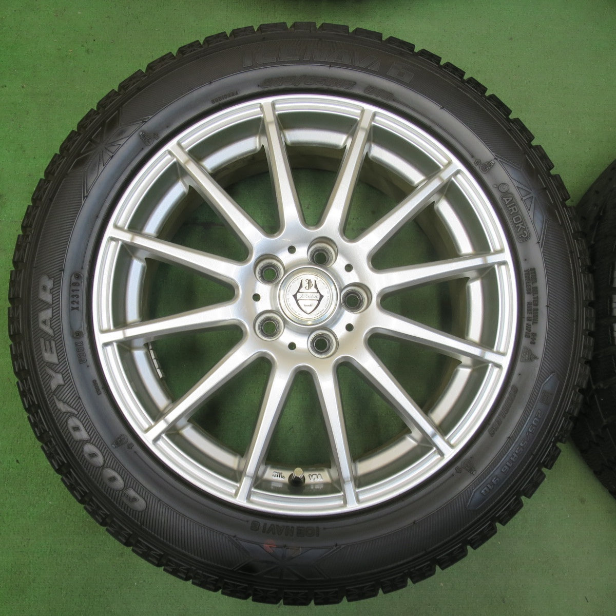 バリ溝！キレイ！8.5分★プリウス 86 BRZ 等 205/55R16 スタッドレス グッドイヤー アイスナビ6 JOKER ジョーカー 16インチ PCD100/5H★5103106イス