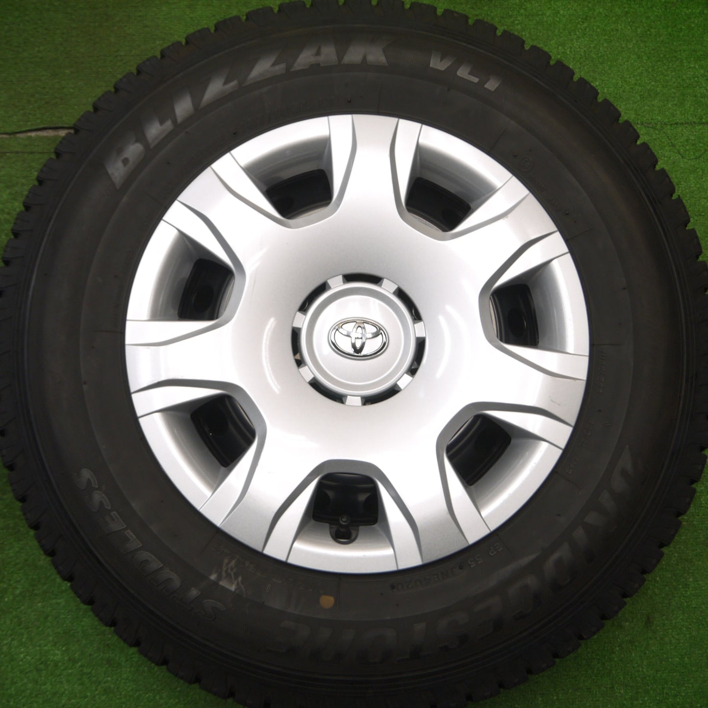 [送料無料] バリ溝！20年！キレイ！9分★トヨタ 200系 ハイエース 純正 スチール 195/80R15 107/105L スタッドレス ブリヂストン ブリザック VL1 15インチ PCD139.7/6H★4122005Hス