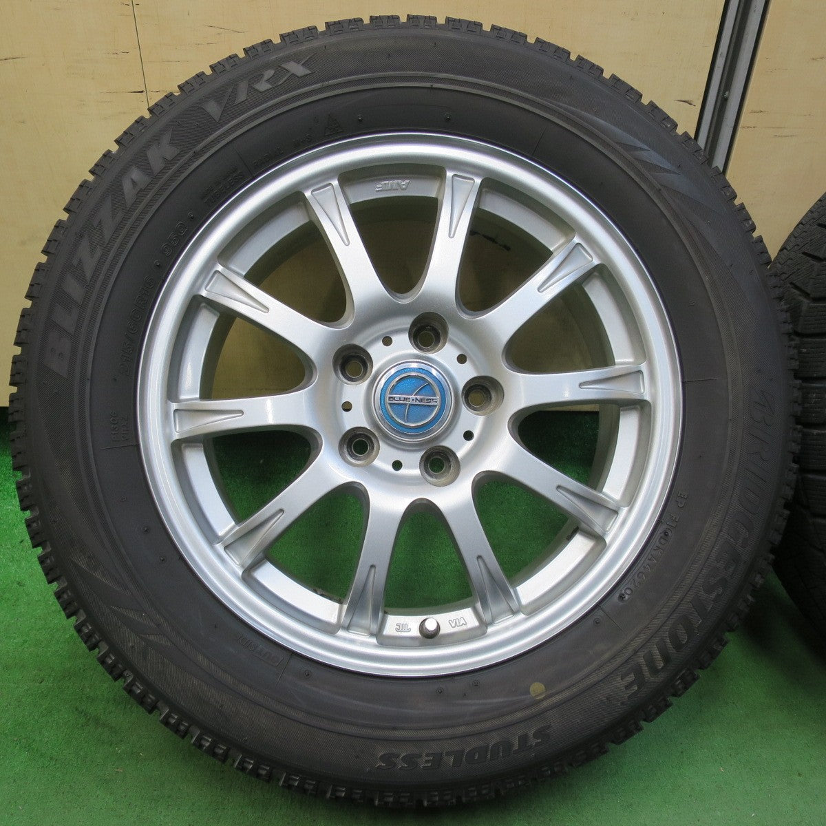[送料無料] キレイ★スタッドレス 215/60R16 ブリヂストン ブリザック VRX BLUE・NESS AMF ブルーネス 16インチ PCD114.3/5H★5030606イス