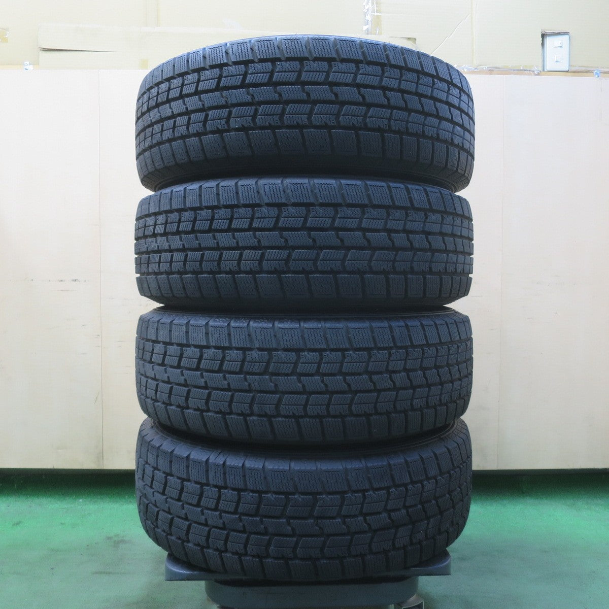 バリ溝！24年！キレイ！9.5分★プリウス 等 195/65R15 スタッドレス グッドイヤー アイスナビ7 ravrion LUMIERE ラブリオン 15インチ PCD100/5H★6032310イス