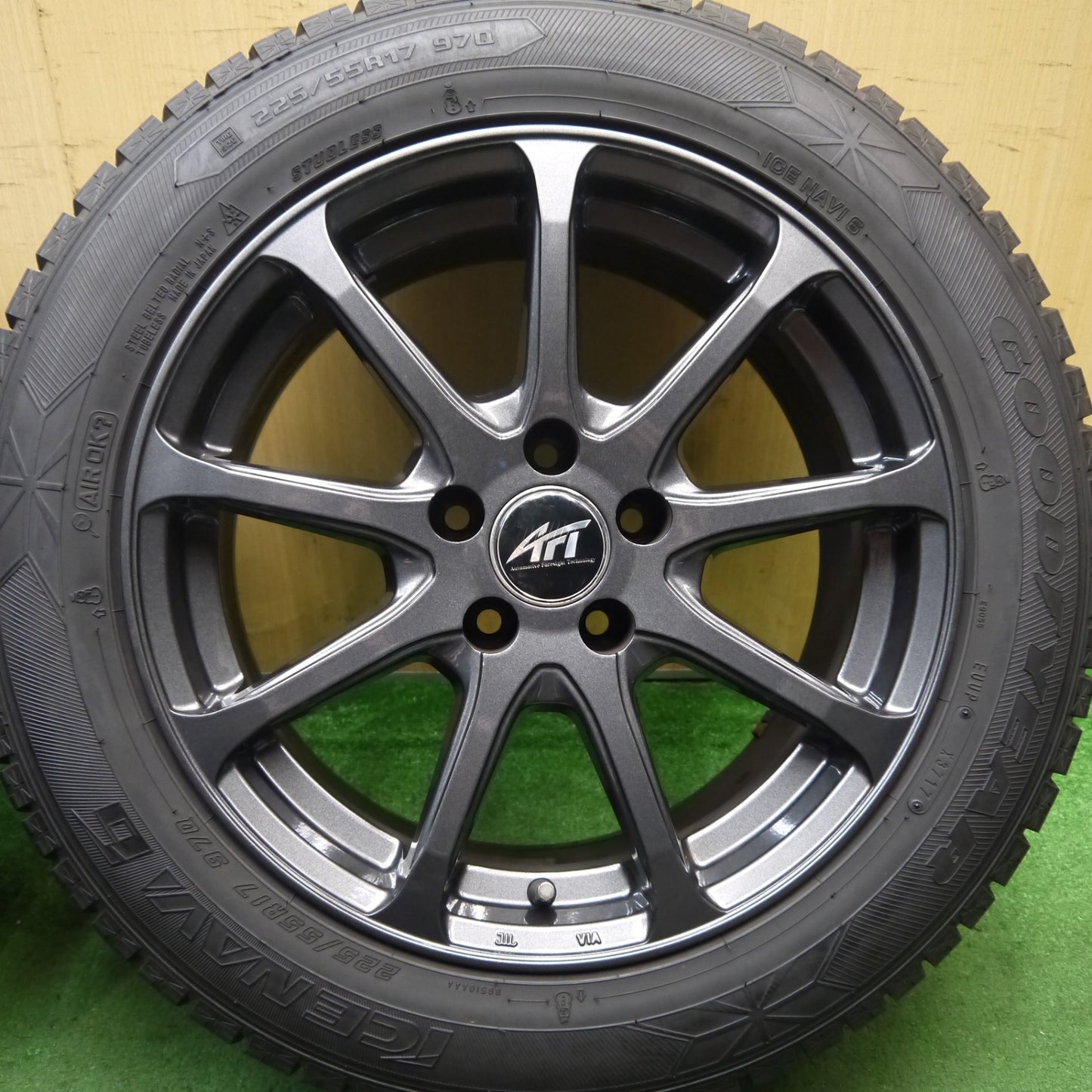 バリ溝！キレイ！9.5分★ワーゲン アウディ 等 AFT 225/55R17 スタッドレス グッドイヤー アイスナビ6 17インチ PCD112/5H★5072202Hス