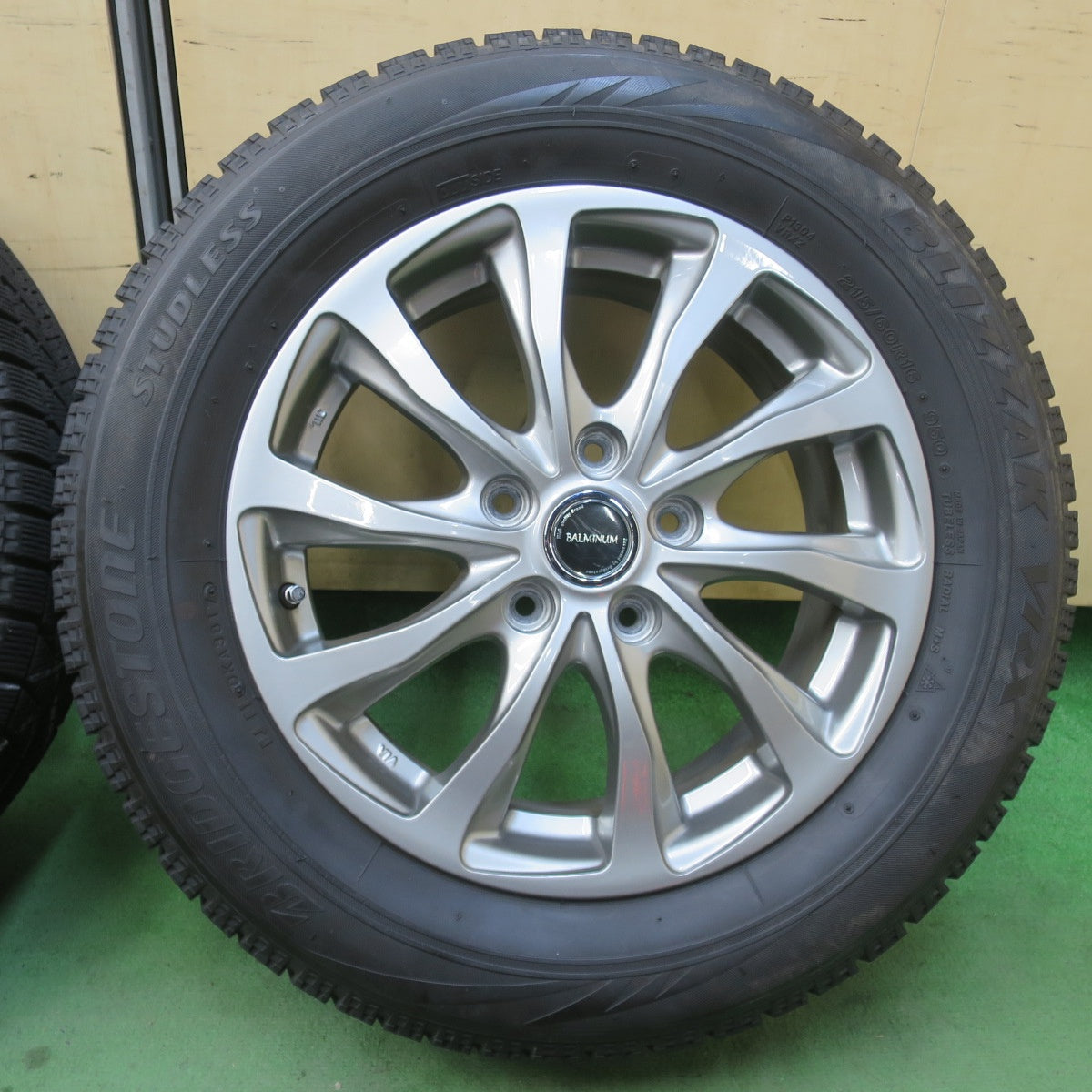 キレイ★スタッドレス 215/60R16 ブリヂストン ブリザック VRX BALMINUM TR10 バルミナ 16インチ PCD114.3/5H★6013101イス