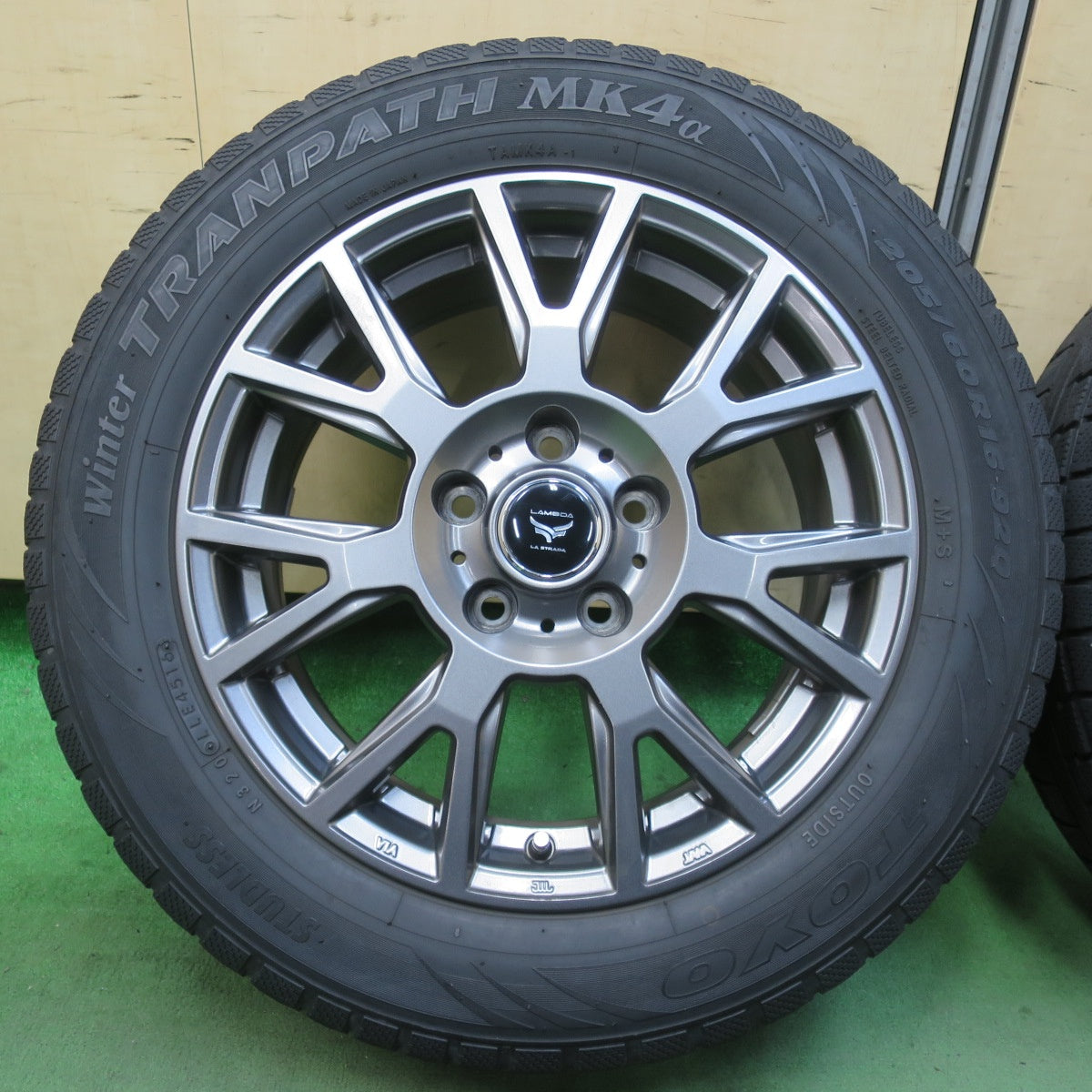 バリ溝！キレイ！8.5分★スタッドレス 205/60R16 トーヨー ウインター トランパス MK4α LAMBDA LA STRADA ラムダ 16インチ PCD114.3/5H★5120606イス