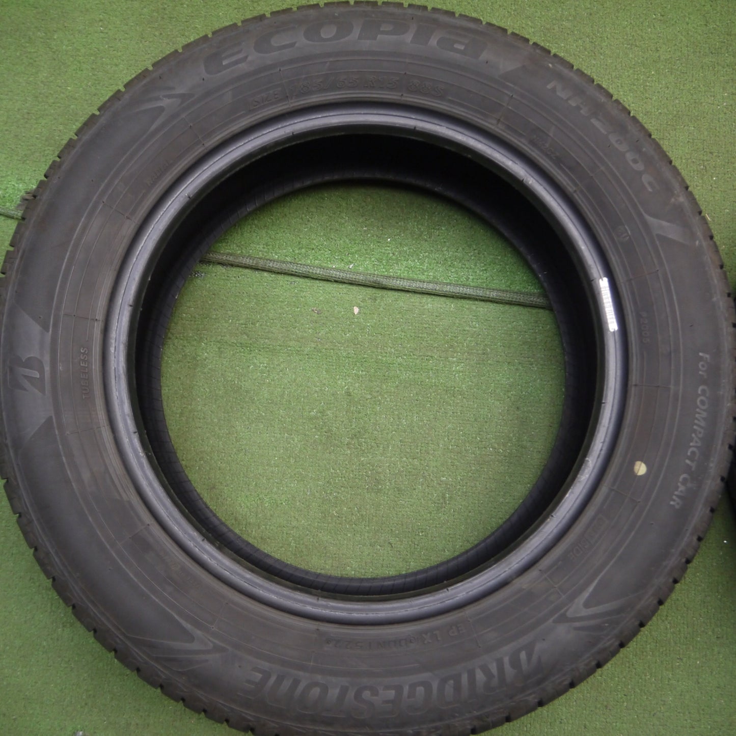*送料無料* バリ溝！22年！9.5分★185/65R15 ブリヂストン エコピア NH200C タイヤ 15インチ ノート フリード 等★4051710Hノタ