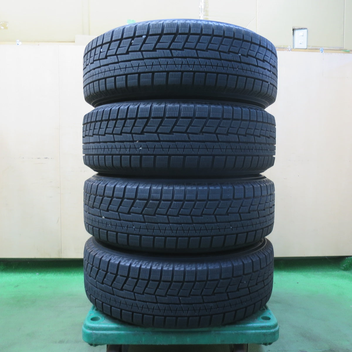 バリ溝！22年！キレイ！9.5分★スタッドレス 205/65R16 ヨコハマ アイスガード iG60 MiLLOUS ミルアス 16インチ PCD114.3/5H★5112903イス
