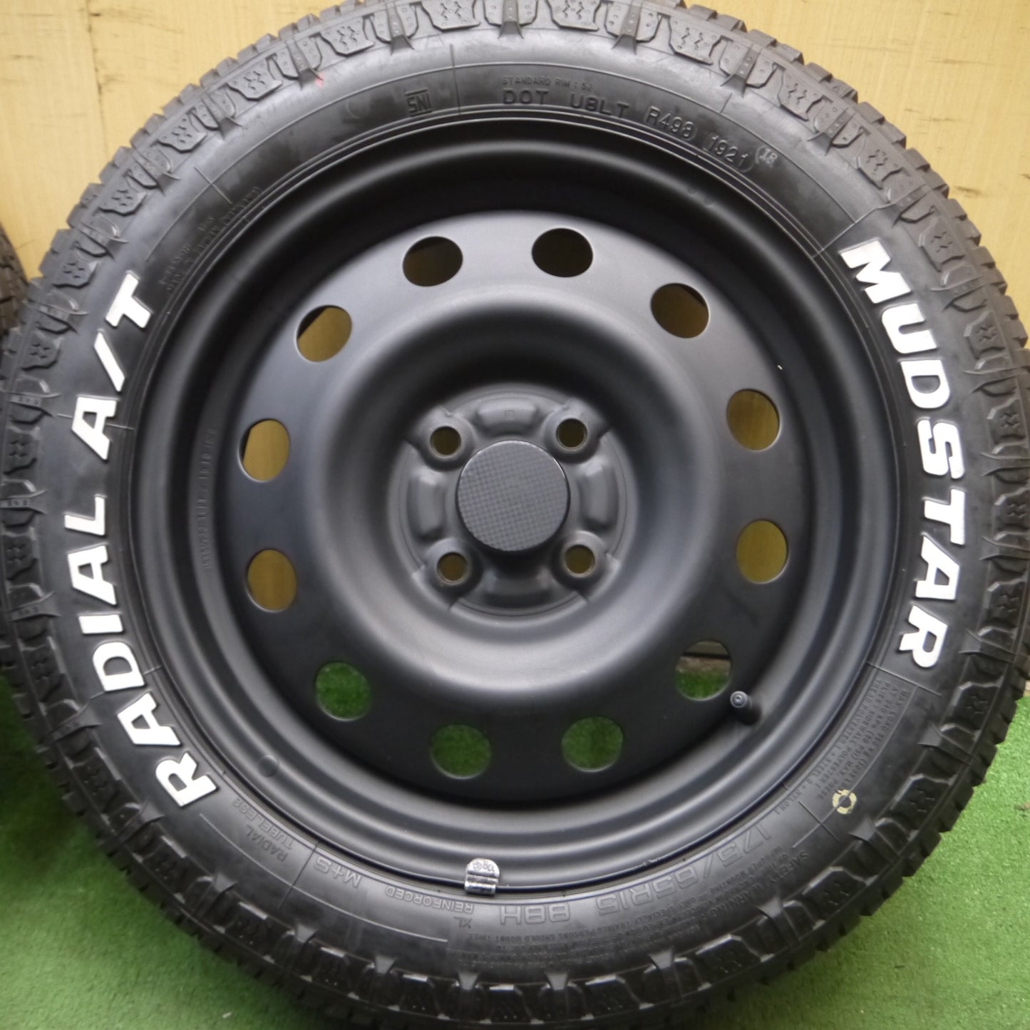 *送料無料* バリ溝！21年！キレイ！9分★175/65R15 マッドスター ラジアル A/T ホワイトレター TOPY スチール ホイール 15インチ PCD100/4H★4061704Hノ