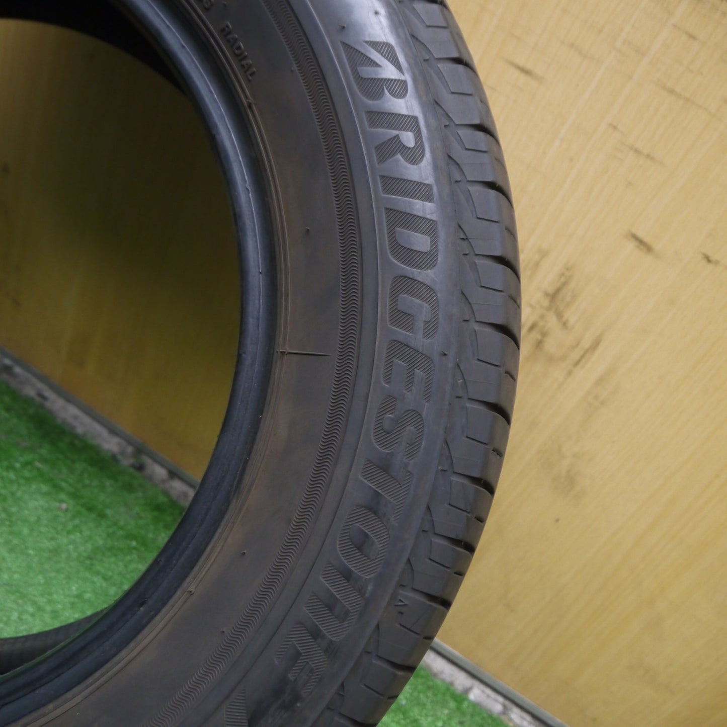*送料無料* バリ溝！8.5分★195/65R15 ブリヂストン エコピア NH100RV タイヤ 15インチ ノア ヴォクシー セレナ ステップワゴン等★4060406Hノタ