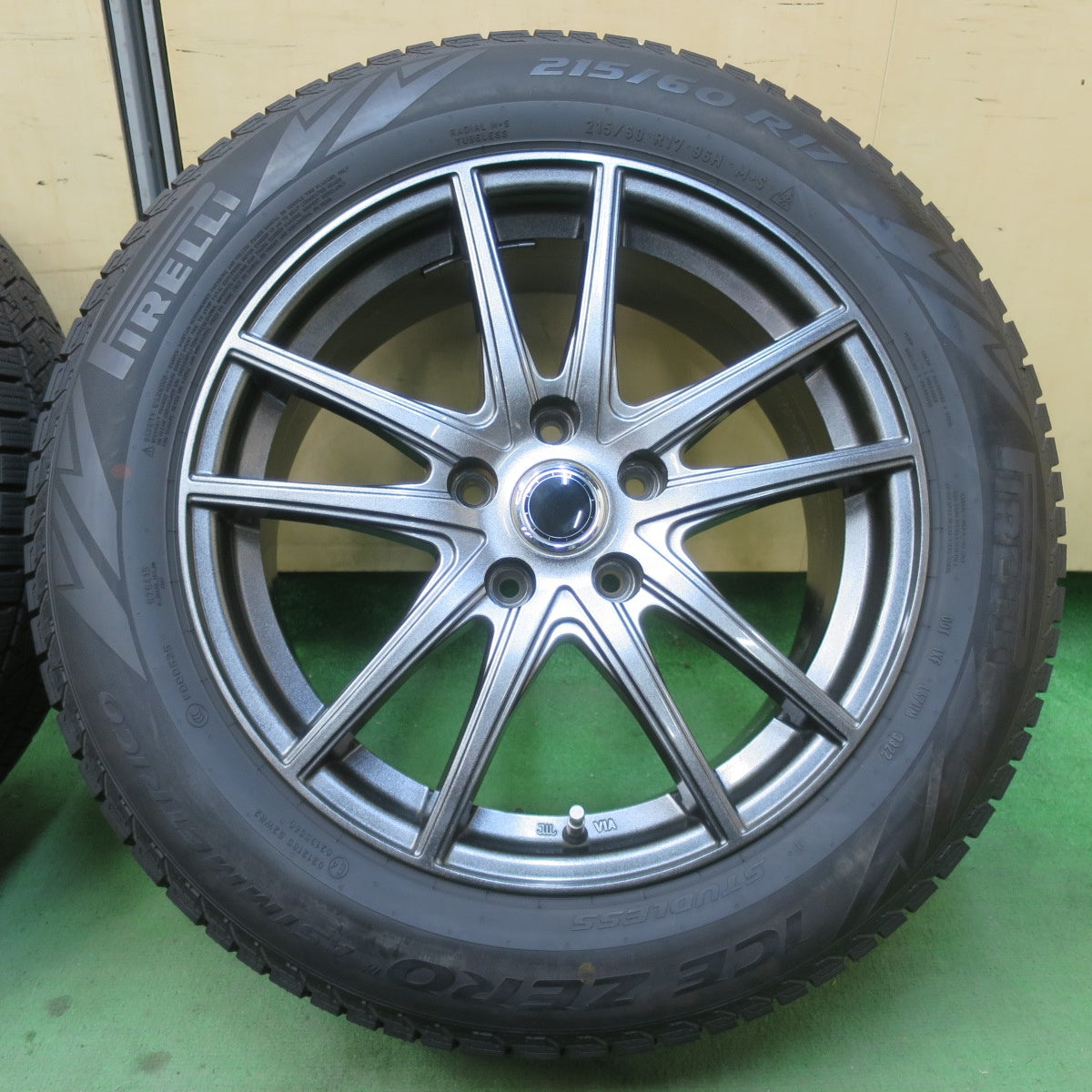 バリ溝！22年！キレイ！9分★スタッドレス 215/60R17 ピレリ アイスゼロ アシンメトリコ 社外 アルミ 17インチ PCD114.3/5H★6012712イス