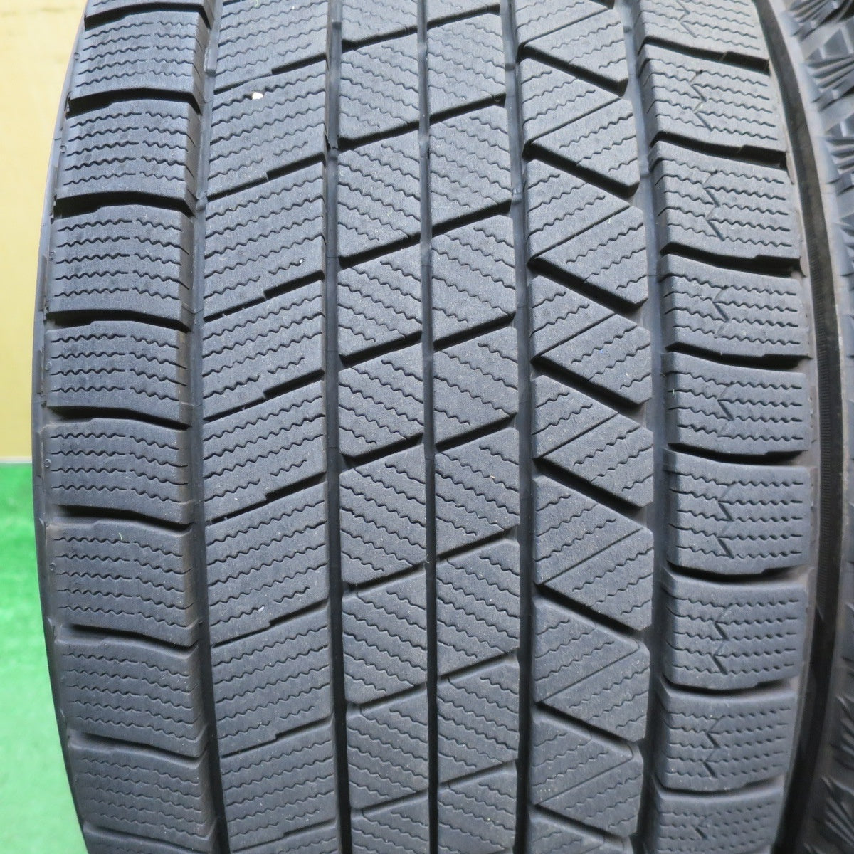 バリ溝！23年！9.5分★アウディ 等 MAK LOWE FF 245/40R18 スタッドレス ブリヂストン ブリザック VRX3 MFF レーベ 18インチ PCD112/5H★6051808NJス