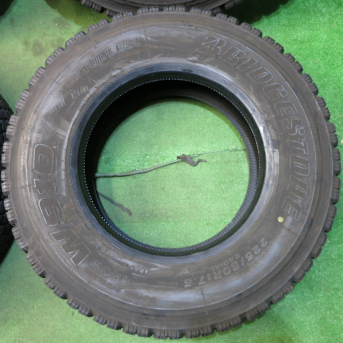 バリ溝！22年！8.5分★トラック タイヤ 225/80R17.5 123/122L スタッドレス ブリヂストン W910 17.5インチ★4021402クスタ