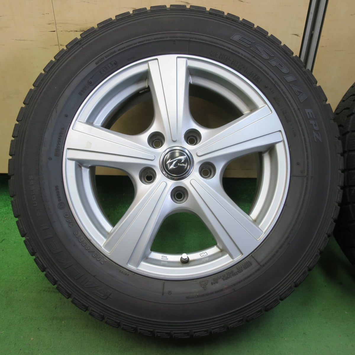 バリ溝！8.5分★スタッドレス 205/65R15 ファルケン エスピア EPZ Treffer トレファー 15インチ PCD114.3/5H★5052705イス