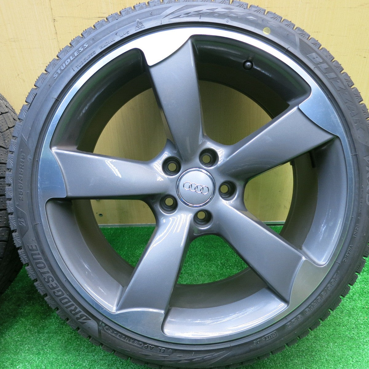 ほぼ未使用！24年！キレイ★アウディ 等 WSP ITALY 255/35R19 スタッドレス ブリヂストン ブリザック VRX3 19インチ PCD112/5H★5102003AKス