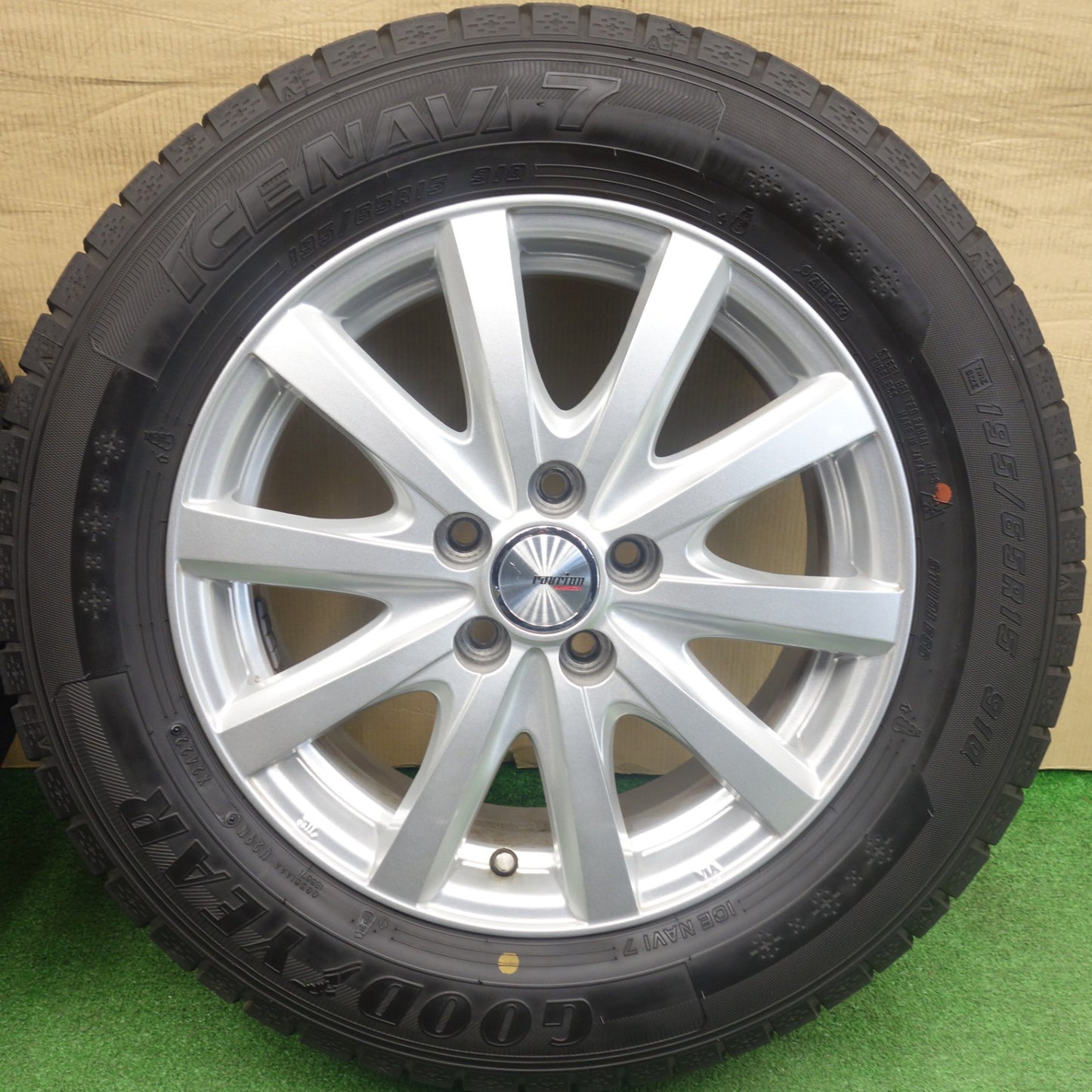 バリ溝！22年！キレイ！9分★プリウス 等 195/65R15 スタッドレス グッドイヤー アイスナビ7 ravrion RS01 ラブリオン 15インチ PCD100/5H★6022002KTス