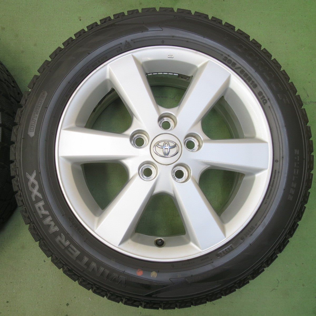 バリ溝！24年！9.5分◎トヨタ アイシス 純正 205/55R16 スタッドレス ダンロップ ウインターマックス WM02 16インチ PCD114.3/5H◎6092904イス
