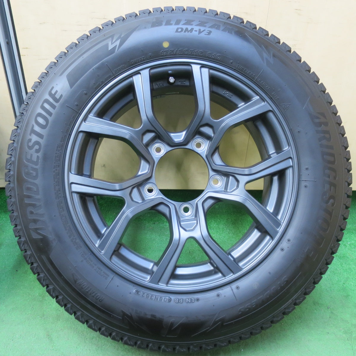 [送料無料] バリ溝！23年！キレイ！ほぼ10分★ジムニー 等 175/80R16 スタッドレス ブリヂストン ブリザック DM-V3 KAZERA H301 カゼラ 16インチ PCD139.7/5H★5032205イス