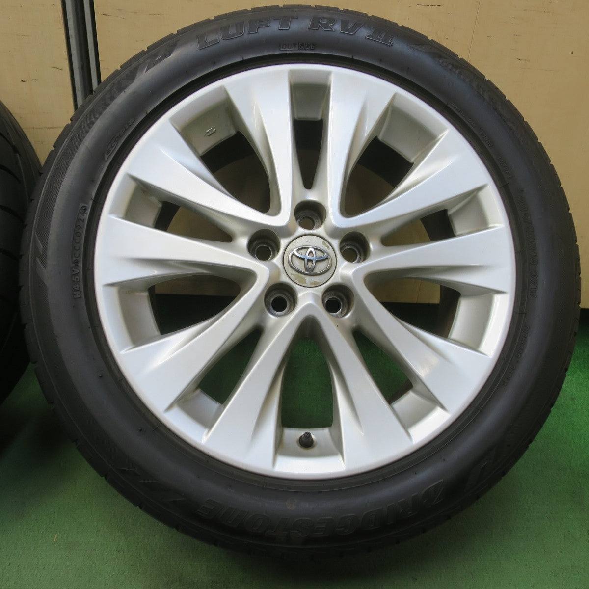 バリ溝！24年！9.5分★トヨタ 20系 ヴェルファイア アルファード 純正 235/50R18 ブリヂストン LUFT RV2 18インチ PCD114.3/5H★6050402イノ