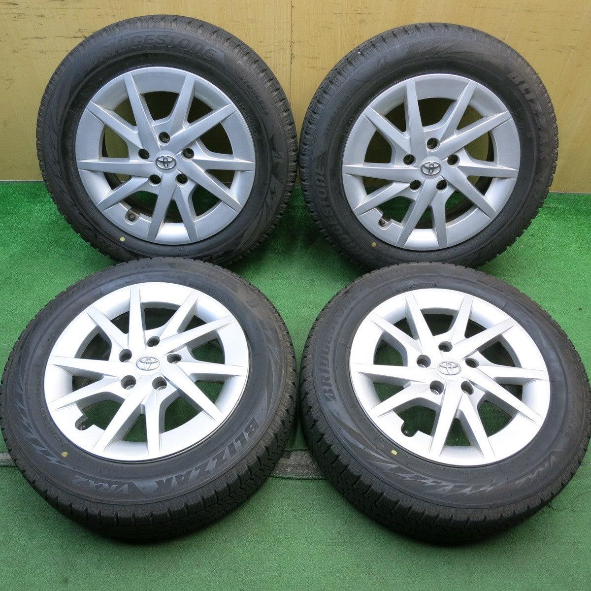 バリ溝！23年！キレイ！9分★トヨタ プリウスα 純正 205/60R16 スタッドレス ブリヂストン ブリザック VRX2 16インチ PCD114.3/5H★5061303HAス