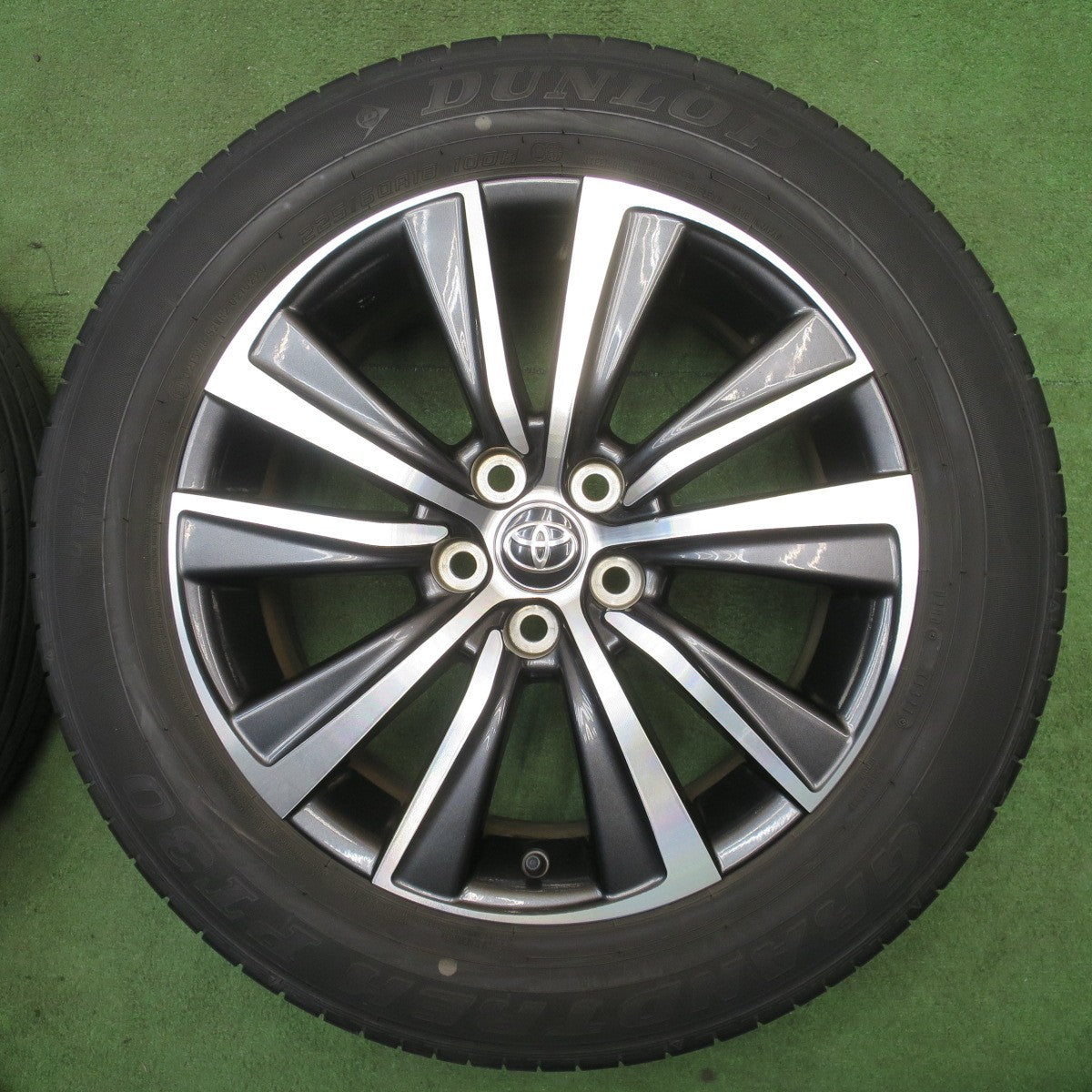 キレイ★トヨタ 80系 ハリアー Gグレード 純正 225/60R18 ダンロップ グラントレック PT30 18インチ PCD114.3/5H★6051804NJノ