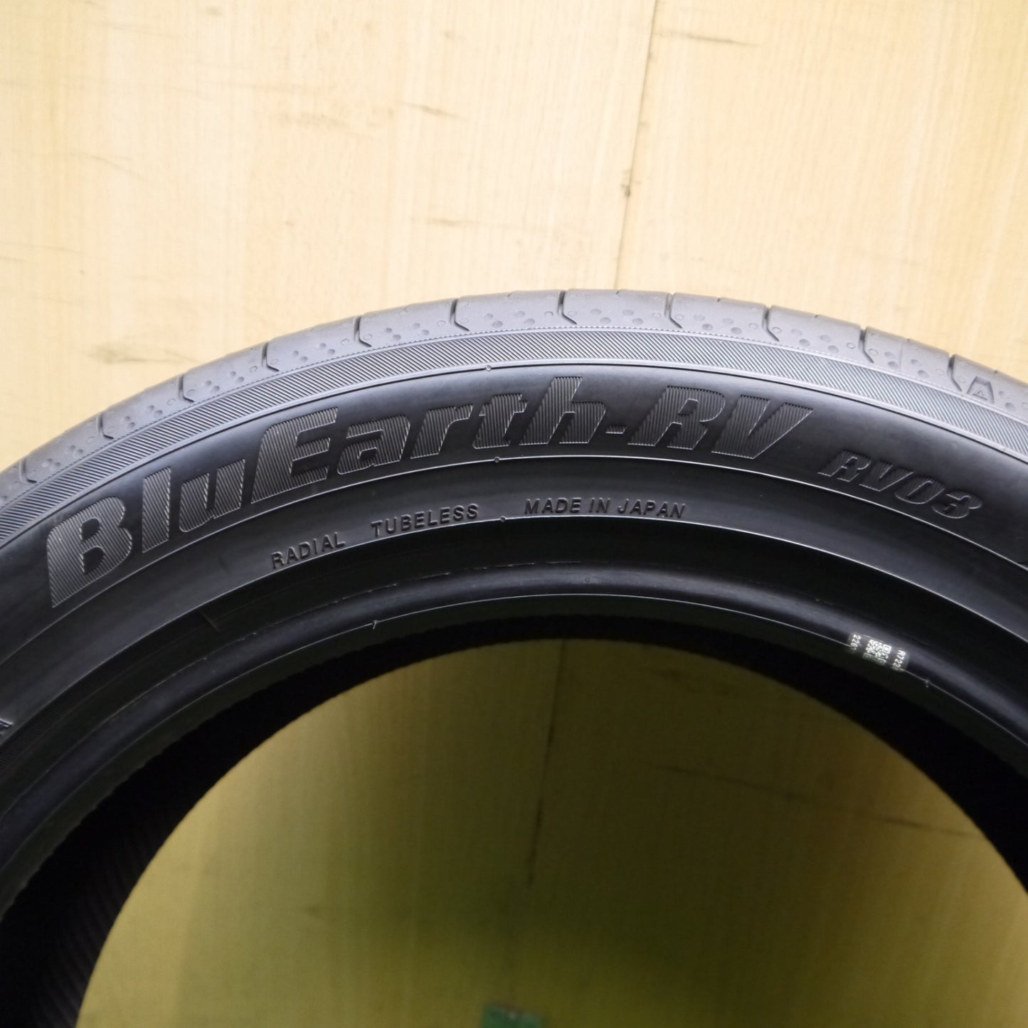 バリ溝！22年！9.5分！1本★235/50R18 ヨコハマ BluEarth-RV RV03 タイヤ 18インチ ブルーアース アルファード ヴェルファイア 等★5112511Hノタ