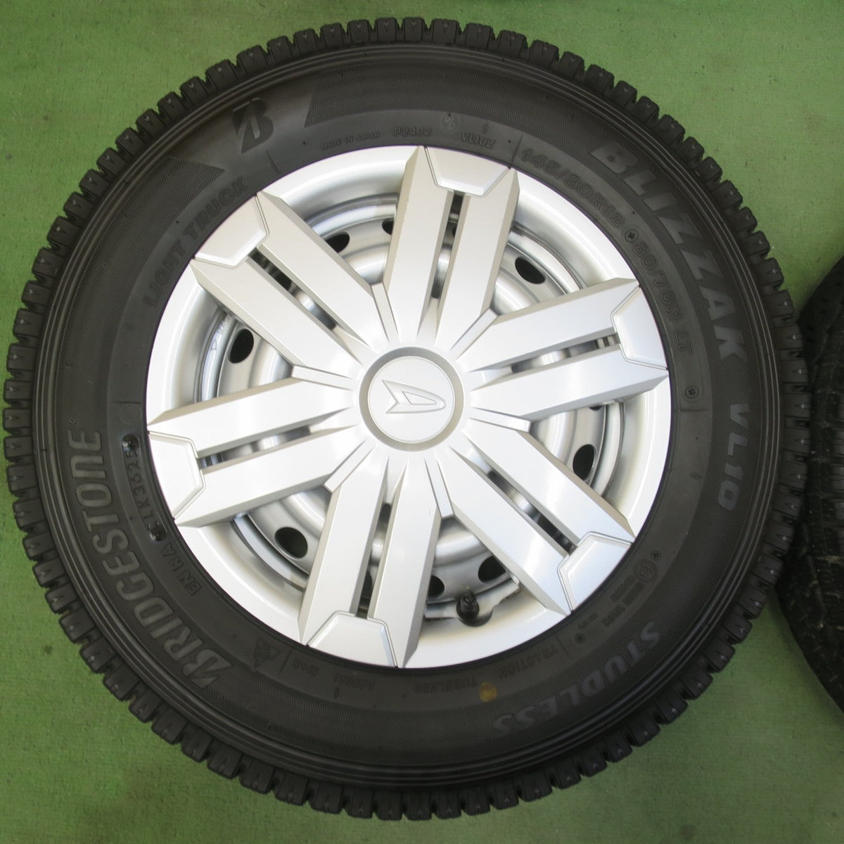 バリ溝！25年！キレイ！9.5分★ダイハツ アトレー ハイゼットカーゴ 等 純正 スチール 145/80R12 80/78N スタッドレス ブリヂストン ブリザック VL10 12インチ PCD100/4H★6050805イス