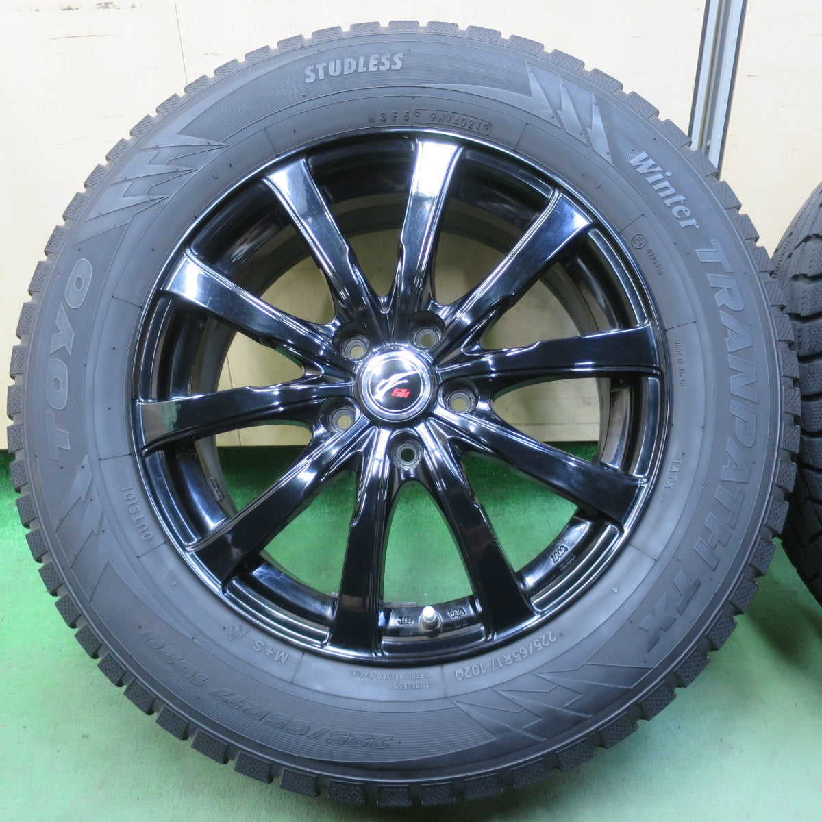 バリ溝！キレイ！9.5分★スタッドレス 225/65R17 トーヨー ウインター トランパス TX Fang ファング 17インチ PCD114.3/5H★6051004イス