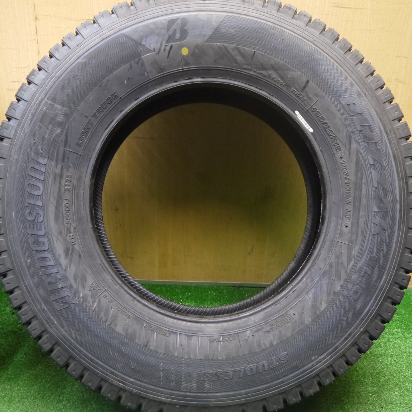 未使用！23年★スタッドレス 195/80R15 107/105N ブリヂストン ブリザック VL10 タイヤ 15インチ ハイエース キャラバン 等★6010512Hスタ