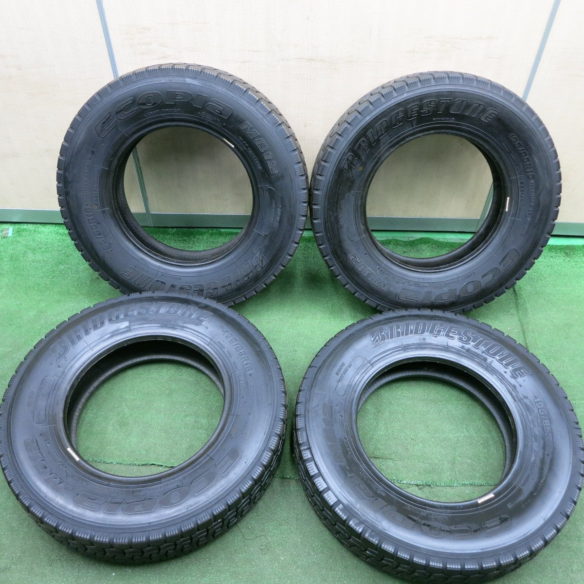 *送料無料* バリ溝！20年！8.5分★トラック タイヤ 195/85R16 114/112N ブリヂストン エコピア M812 ミックス オールシーズン 16インチ★4071409HAノタ