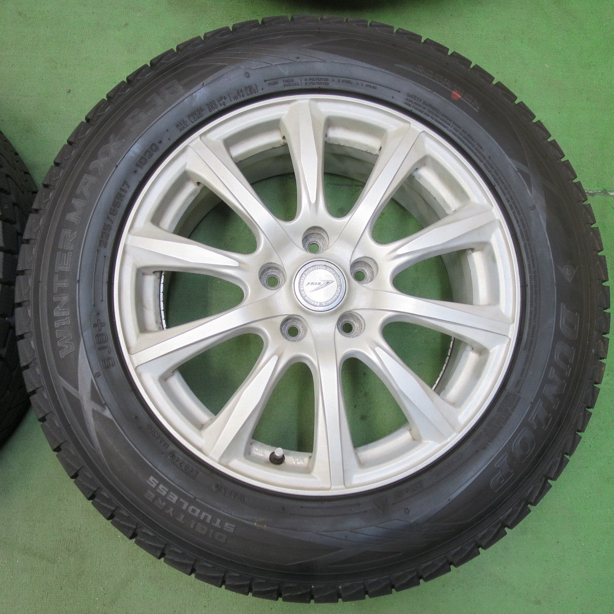 バリ溝！24年！ほぼ10分★スタッドレス 225/65R17 ダンロップ ウインターマックス SJ8 SJ8+ JOKER ジョーカー 17インチ PCD114.3/5H★5122603イス