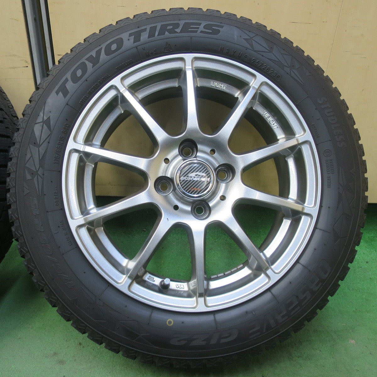 バリ溝！23年！キレイ！8.5分◎スタッドレス 175/65R15 トーヨー オブザーブ GIZ2 SCHNEIDER ATECH シュナイダー 15インチ PCD100/4H◎6092910イス