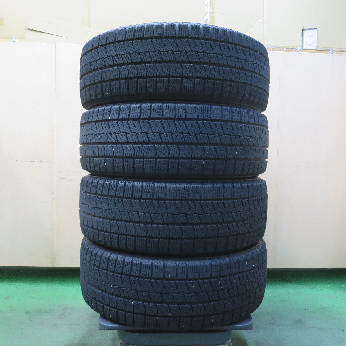 バリ溝！キレイ！8.5分★日産 キックス 純正 205/55R17 スタッドレス ブリヂストン ブリザック VRX2 17インチ PCD114.3/5H★6051906イス