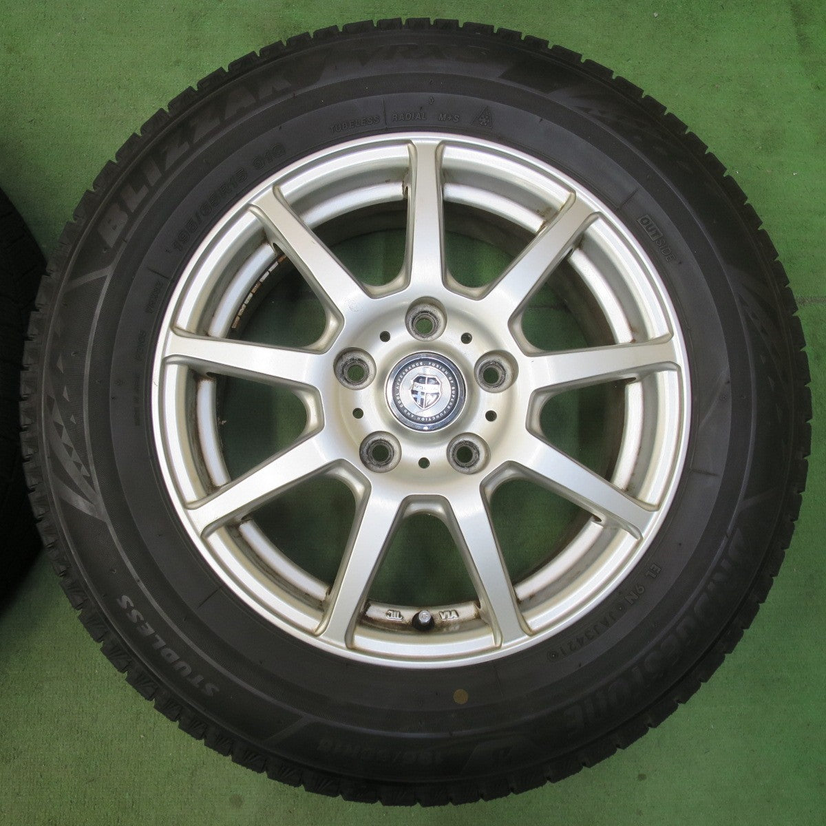 バリ溝！21年！8.5分★スタッドレス 195/65R15 ブリヂストン ブリザック VRX3 VOLGA ヴォルガ 15インチ PCD114.3/5H★5122914イス