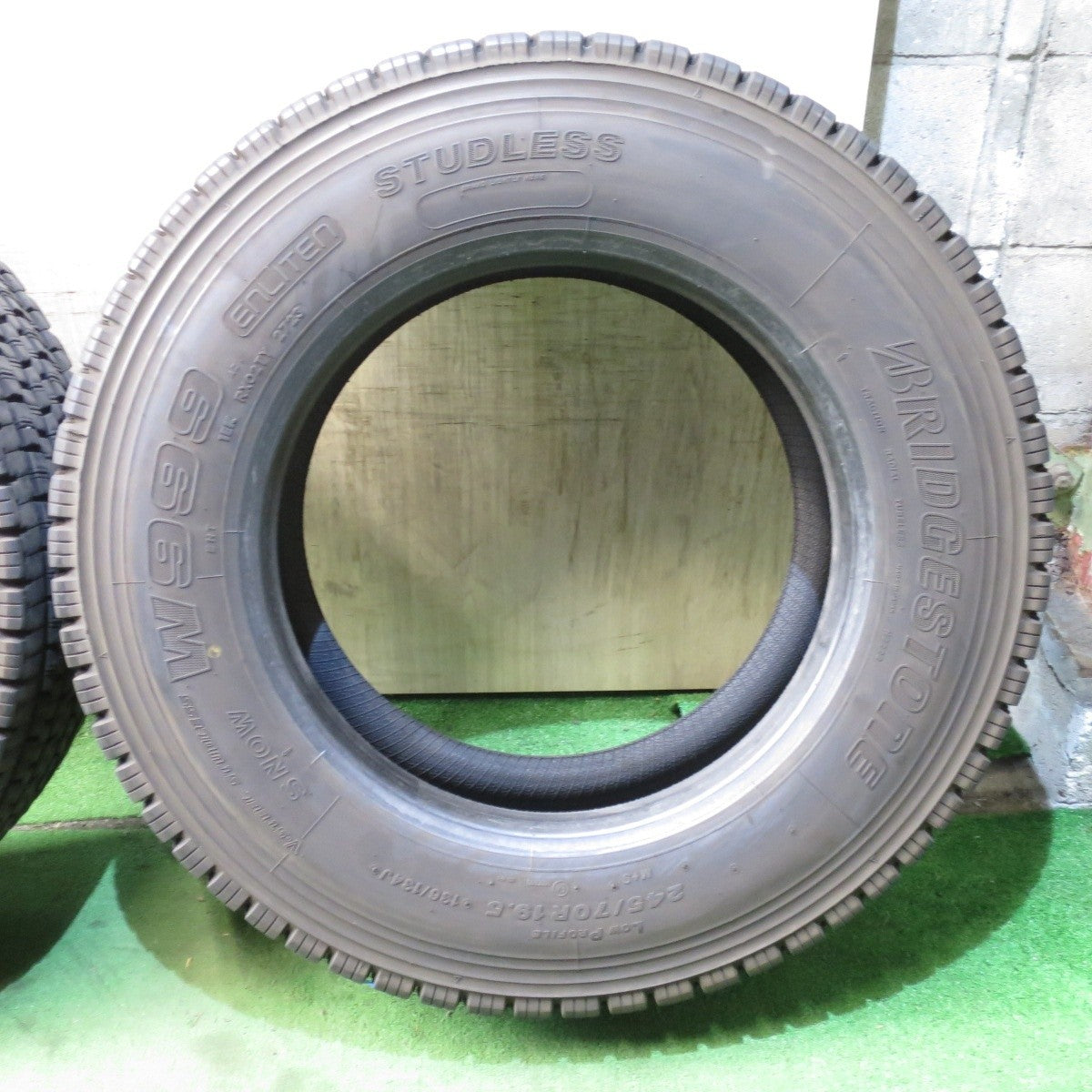 バリ溝！23年！9.5分★トラック タイヤ 245/70R19.5 136/134J スタッドレス ブリヂストン W999 19.5インチ★4052410クスタ