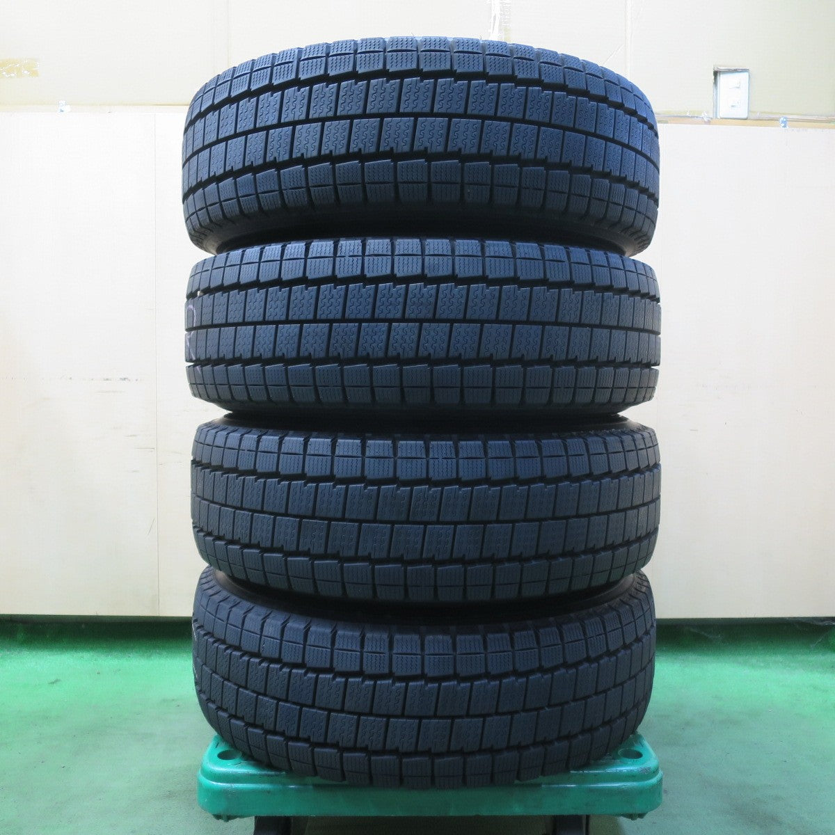 バリ溝！24年！ほぼ10分★スタッドレス 215/70R15 107/105N ダンロップ LV01 for VAN WILD CRUISING ワイルド クルージング 15インチ PCD139.7/6H★5100910イス