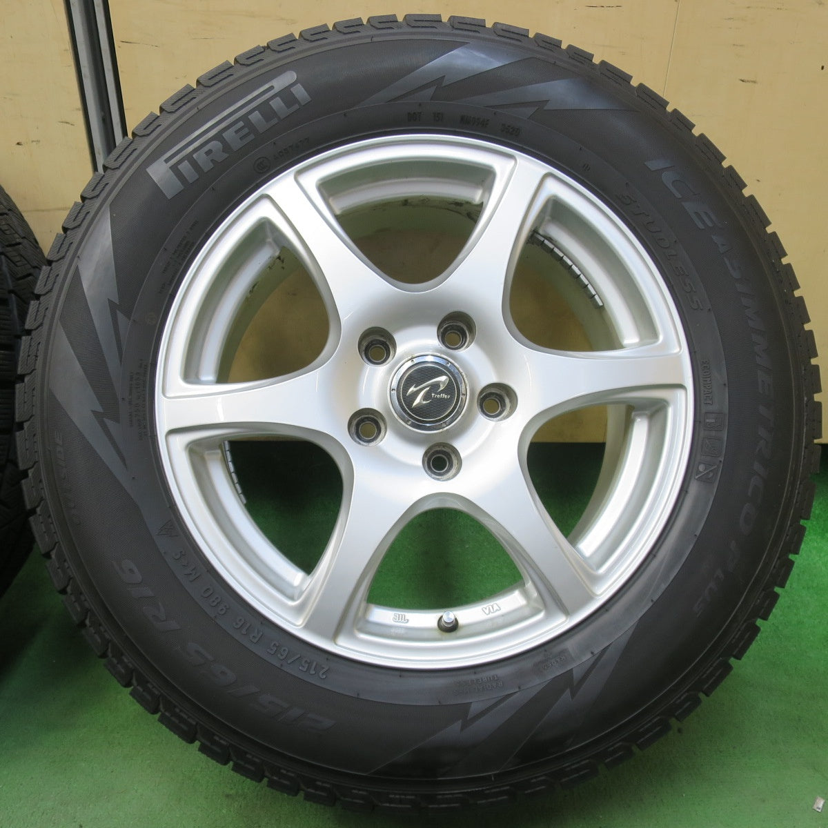 4本価格★スタッドレス 215/65R16 ピレリ アイスアシンメトリコ プラス Treffer トレファー 16インチ PCD114.3/5H★51020301イス