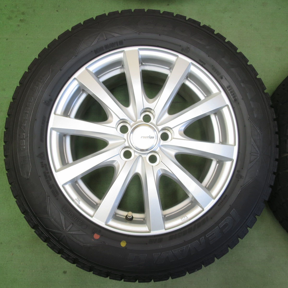 バリ溝！キレイ！9.5分以上★プリウス 等 195/65R15 スタッドレス グッドイヤー アイスナビ6 ravrion RS01 ラブリオン 15インチ PCD100/5H★6042509イス
