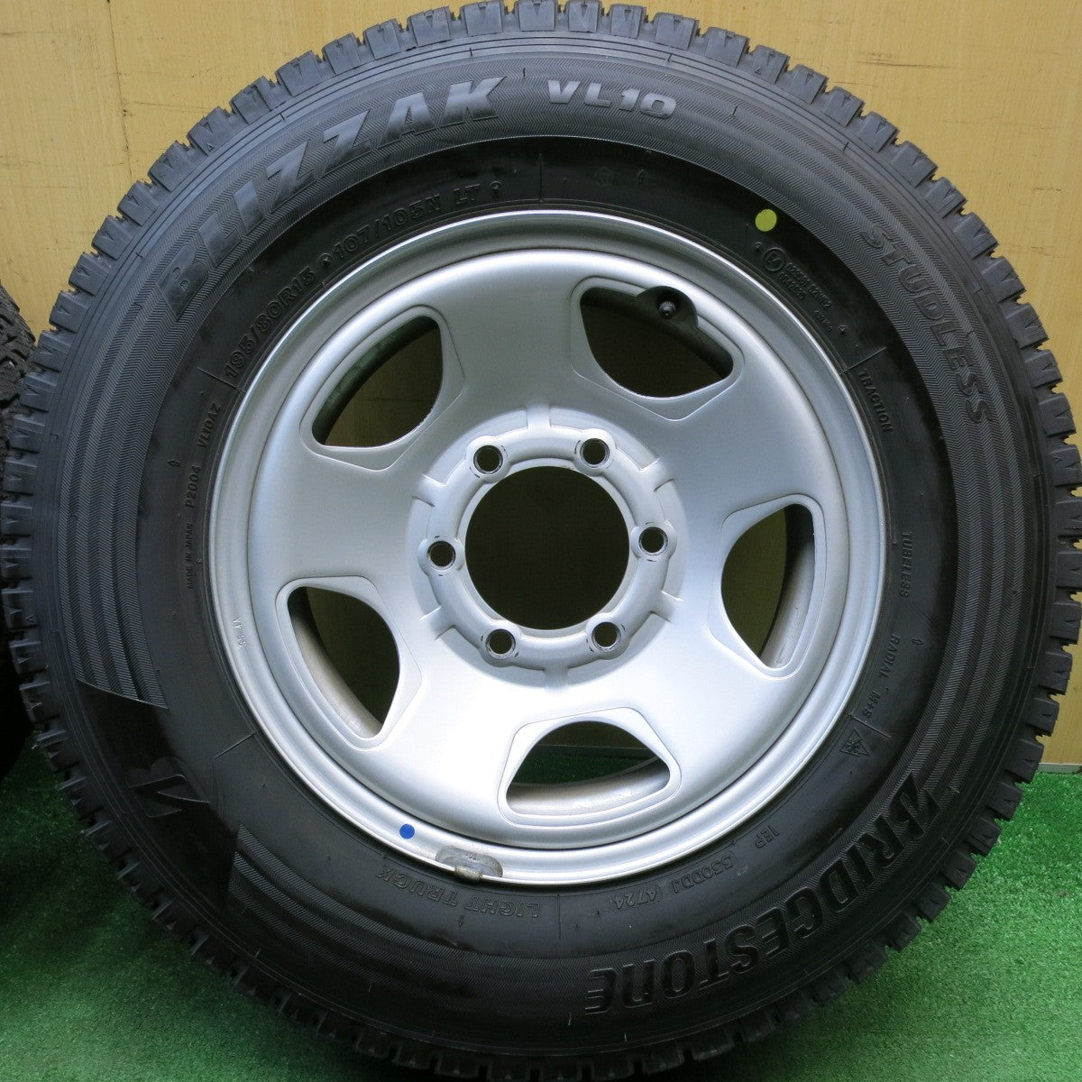 バリ溝！24年！9.5分★スタッドレス 195/80R15 107/105N ブリヂストン ブリザック VL10 スチール ホイール 15インチ PCD139.7/6H★6040520HAス