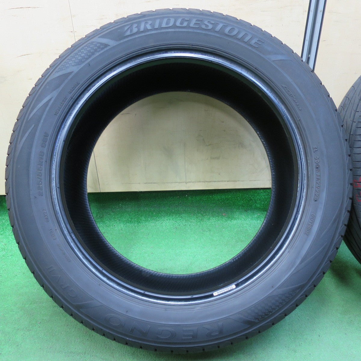 [送料無料] バリ溝！24年！9.5分★225/55R18 ブリヂストン レグノ GRV2 タイヤ 18インチ デリカD5 エルグランド スカイライン 等★4120306イノタ