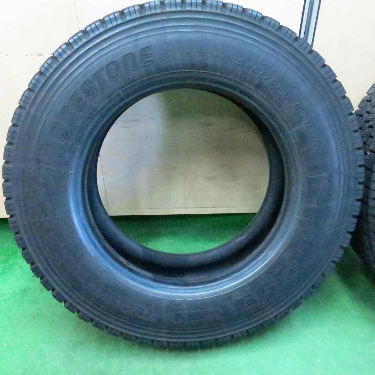 *送料無料* バリ溝！23年！9.5分以上★トラック タイヤ 245/70R19.5 136/134J スタッドレス ブリヂストン W999 19.5インチ★4050410ナス