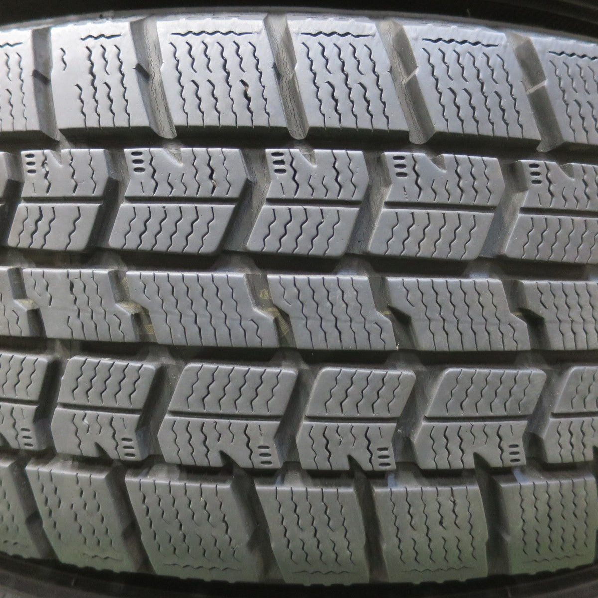 バリ溝！キレイ！8.5分★スタッドレス 195/65R16 グッドイヤー アイスナビ7 ravrion RS01 ラブリオン 16インチ PCD100/4H★6022301イス