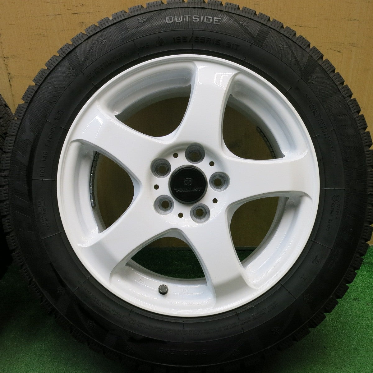 バリ溝！23年！キレイ！9.5分★プリウス 等 195/65R15 スタッドレス ハイフライ Win-turi 216 FINALIST ファイナリスト 15インチ PCD100/5H★5062002HAス