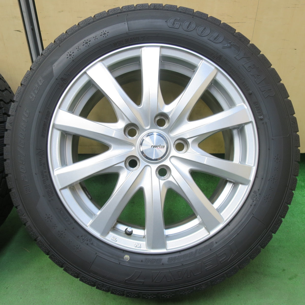 バリ溝！キレイ！8.5分★スタッドレス 205/60R16 グッドイヤー アイスナビ7 ravrion RS01 ラブリオン 16インチ PCD114.3/5H★5050803イス