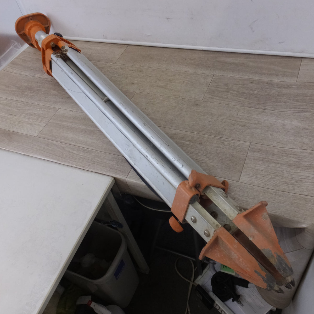 [送料無料] ★アルミ製 エレベーター三脚 メーカー 形式 不明　長さ 約 128～195cm　収納部のバーの長さ 約 95cm★