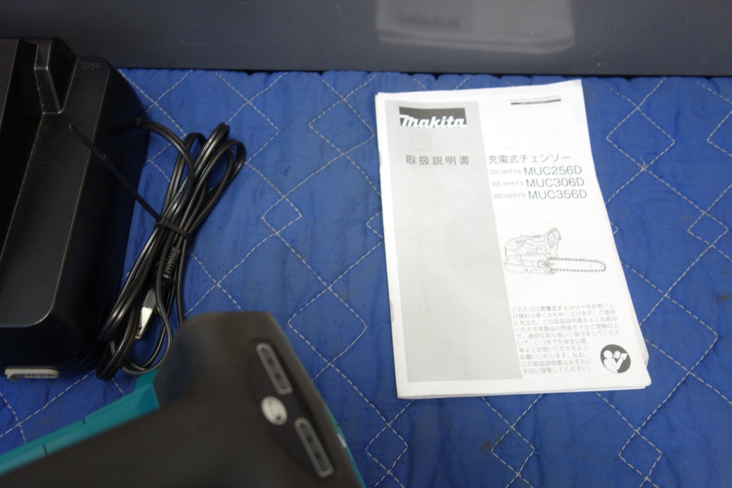 [送料無料] キレイ！バッテリー2個☆マキタ 300mm 充電式 チェーンソー MUC306D 電動 切断機 チェンソー 2口 急速 充電器 DC18RD AC100V 専用 makita☆