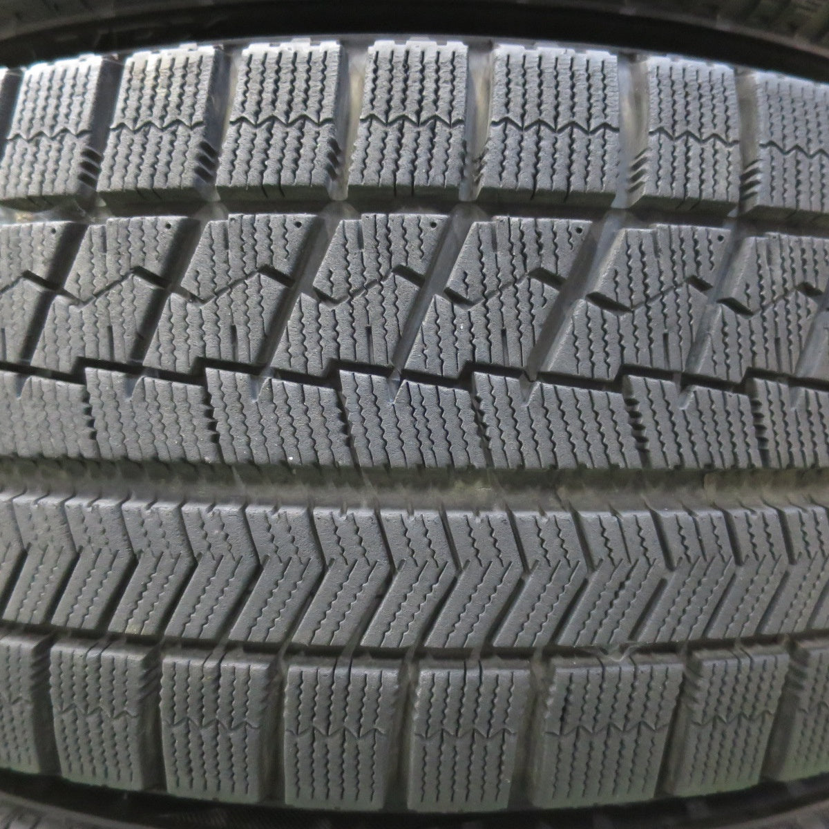 バリ溝！キレイ！9.5分★アウディ Q2 純正 215/55R17 スタッドレス ブリヂストン ブリザック VRX 17インチ PCD112/5H★5111502イス